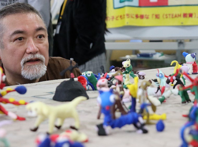 山形市出身の劇作家・後藤ひろひとさんによる樹脂粘土ワークショップの画像