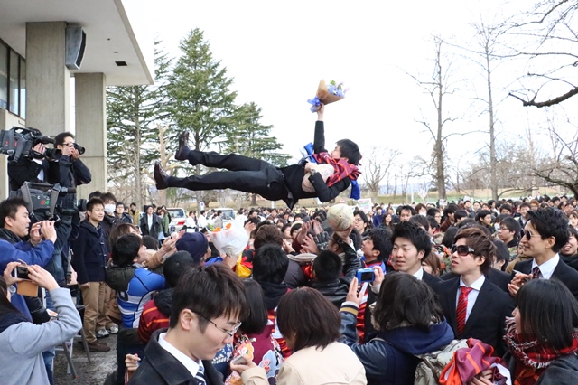 後輩たちに胴上げされる卒業生の画像