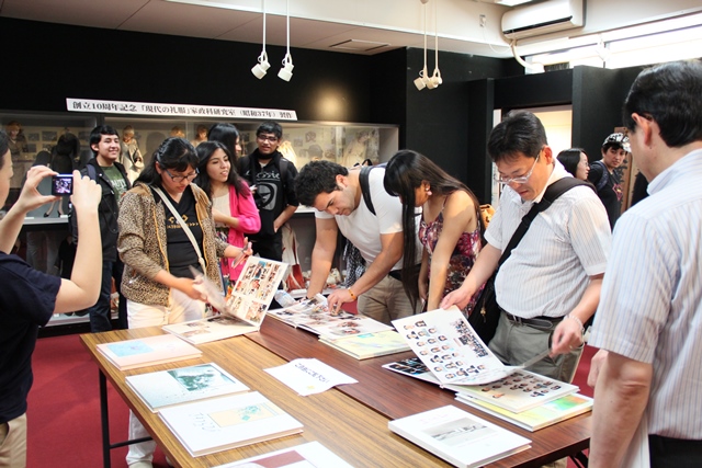 大学の歴史について展示を見学の画像