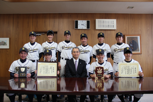 （前列右より）監督の三浦篤史さん、主将の高田圭介さん、小山清人学長、敢闘賞受賞の小林真澄さん、ほか軟式野球部員7名の画像