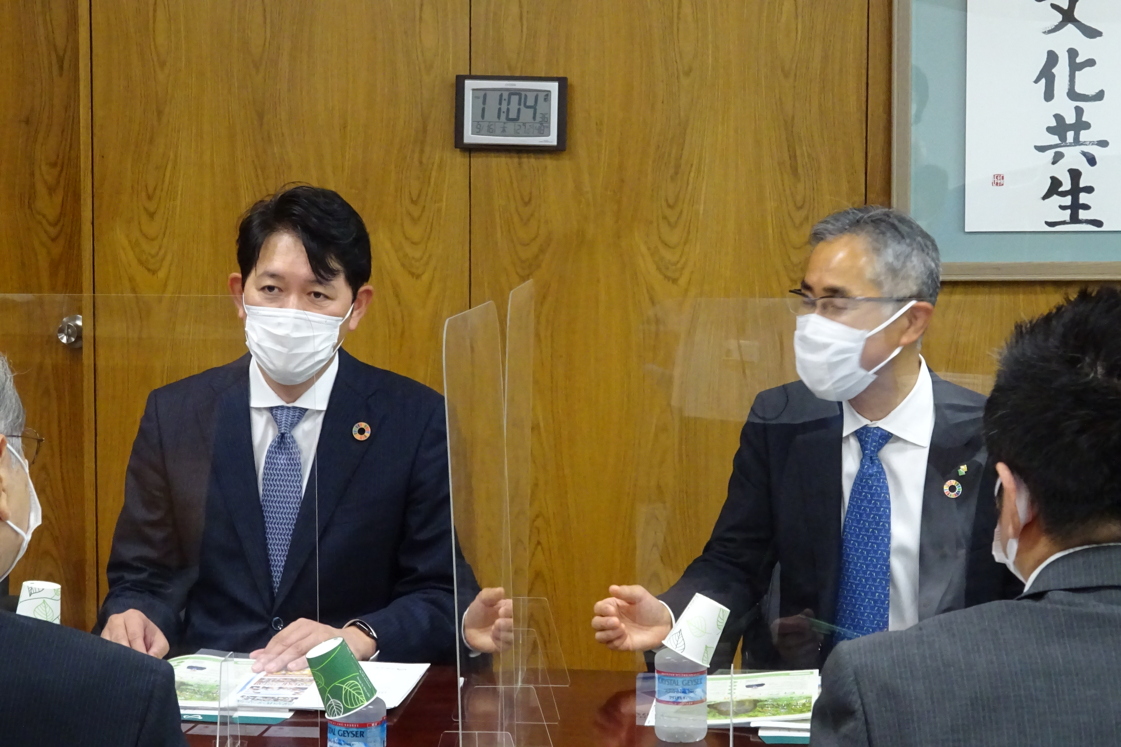 懇談する櫻井社長（左）と日野取締役の画像