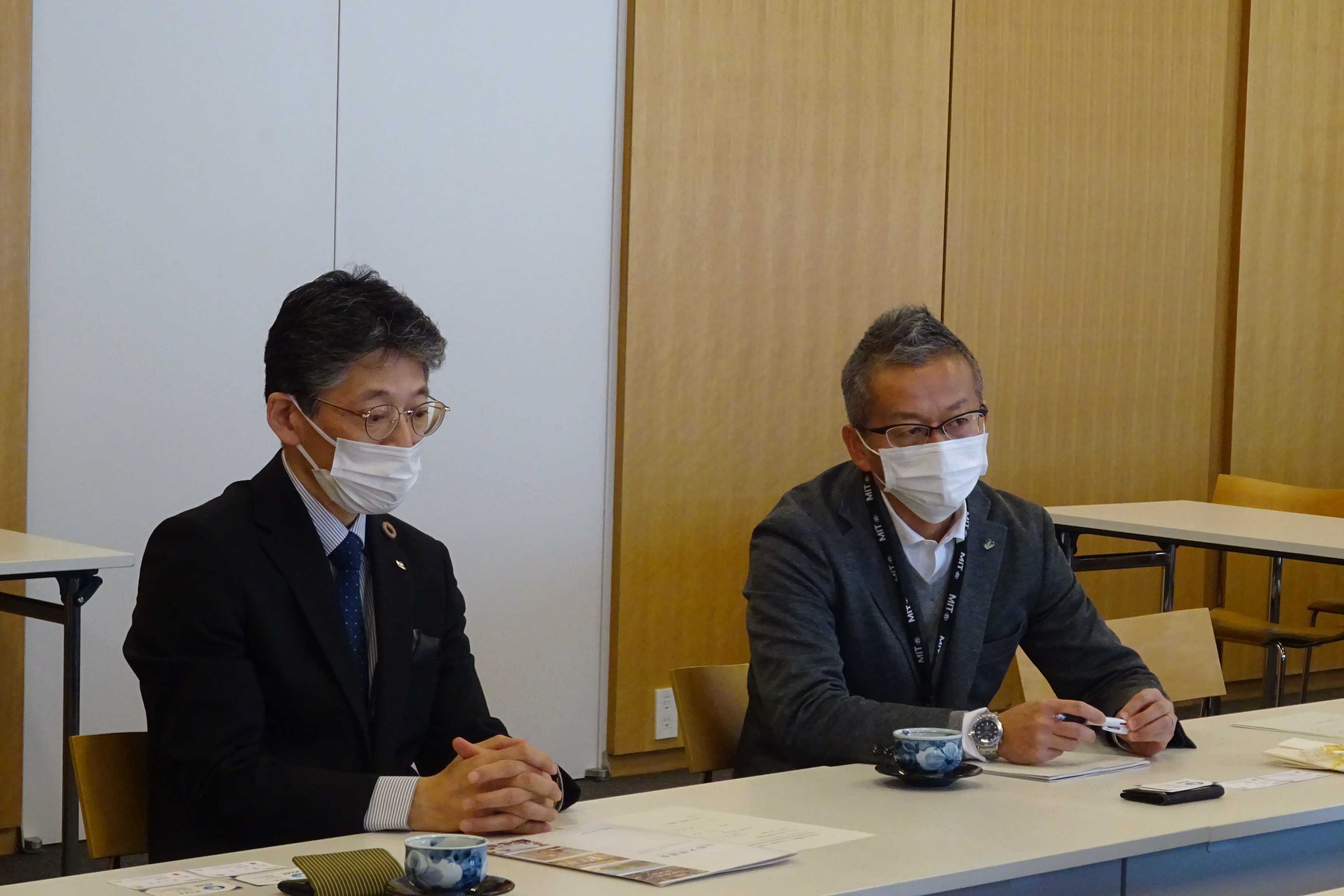 懇談する黒田工学部長（左）と樋口室長（右）の画像