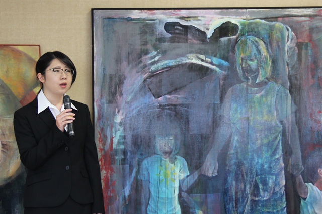 地域教育文化学部4年塚本かな恵さんと作品「善く生きる」の画像