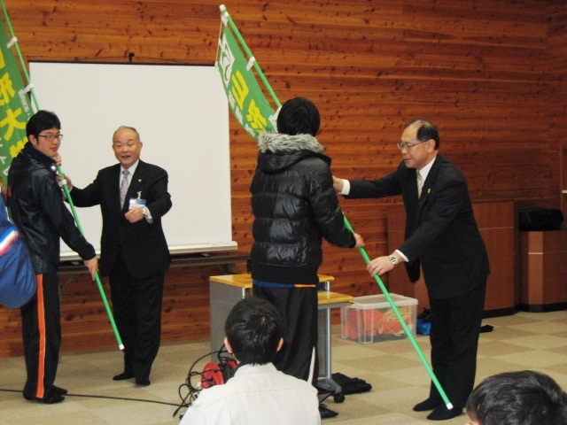 加藤市長（左）、五十嵐地域振興監（右）から旗の贈呈の画像