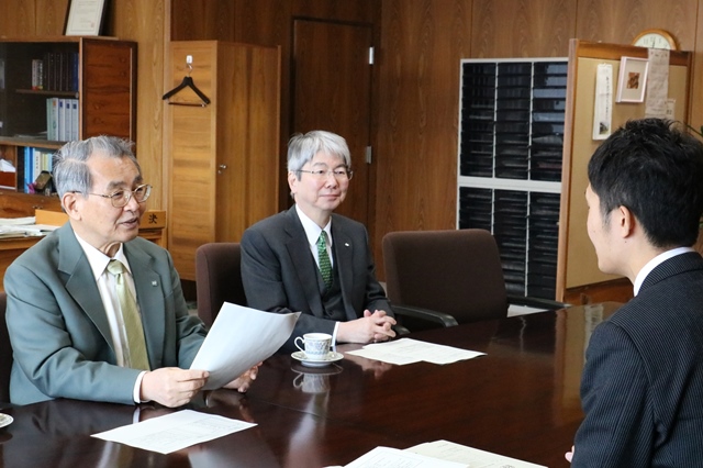 激励の言葉をかける学長の画像