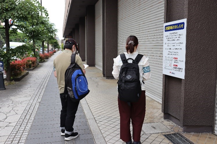 山形大生による「まちの記憶を残し隊」活動風景の画像