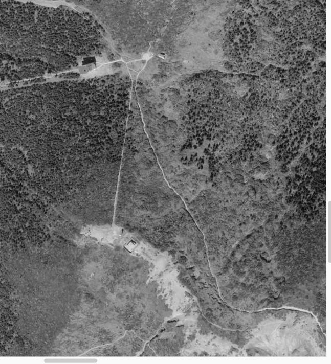 図７　空中写真　1993/09/20　国土地理院TO931X-C2B-8拡大　無線通信施設が残っているの画像