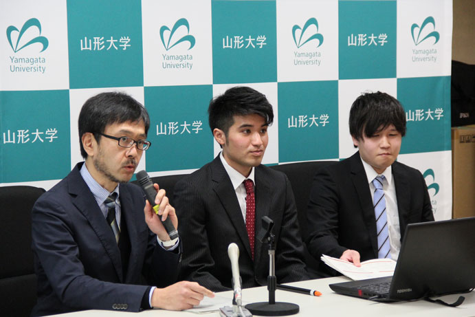 次世代火山研究者育成プログラムの説明を行う伴教授(左)と霧島山フィールド実習に参加する学生(西さん、伊藤さん)の画像