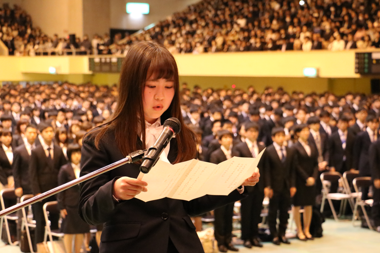 入学生を代表し宣誓した人文社会科学部 浅野さんの画像