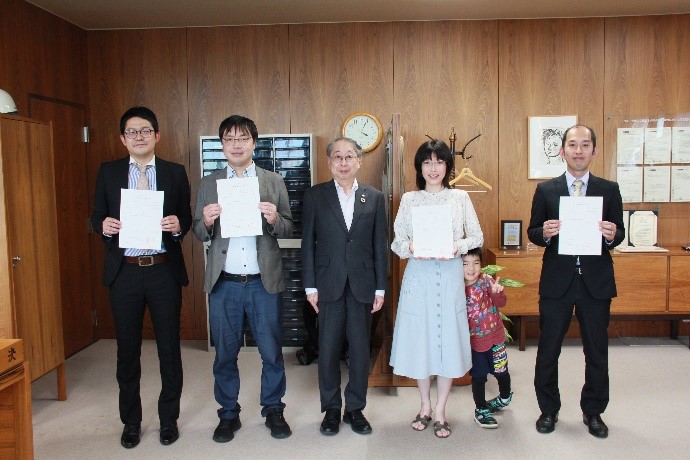 左から江目准教授、千葉准教授、玉手学長、河合准教授とお子様、松井教授の画像