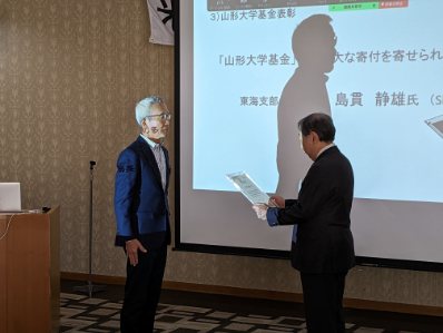 島貫様（左）に感謝状を贈呈する玉手学長の画像