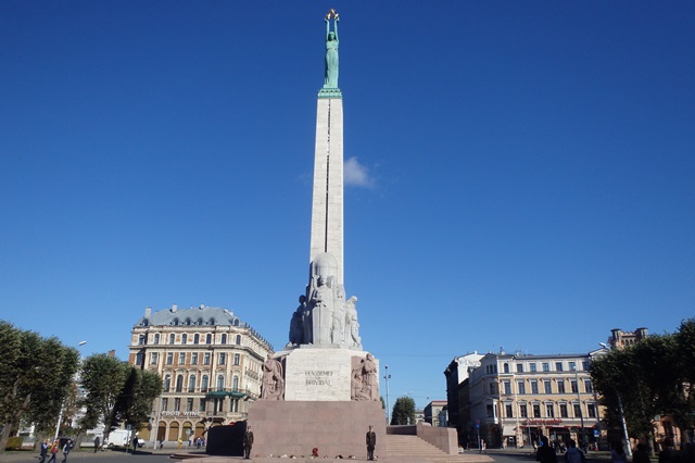 自由の記念碑。最初の独立戦争で死んだ兵に捧げられている。の画像