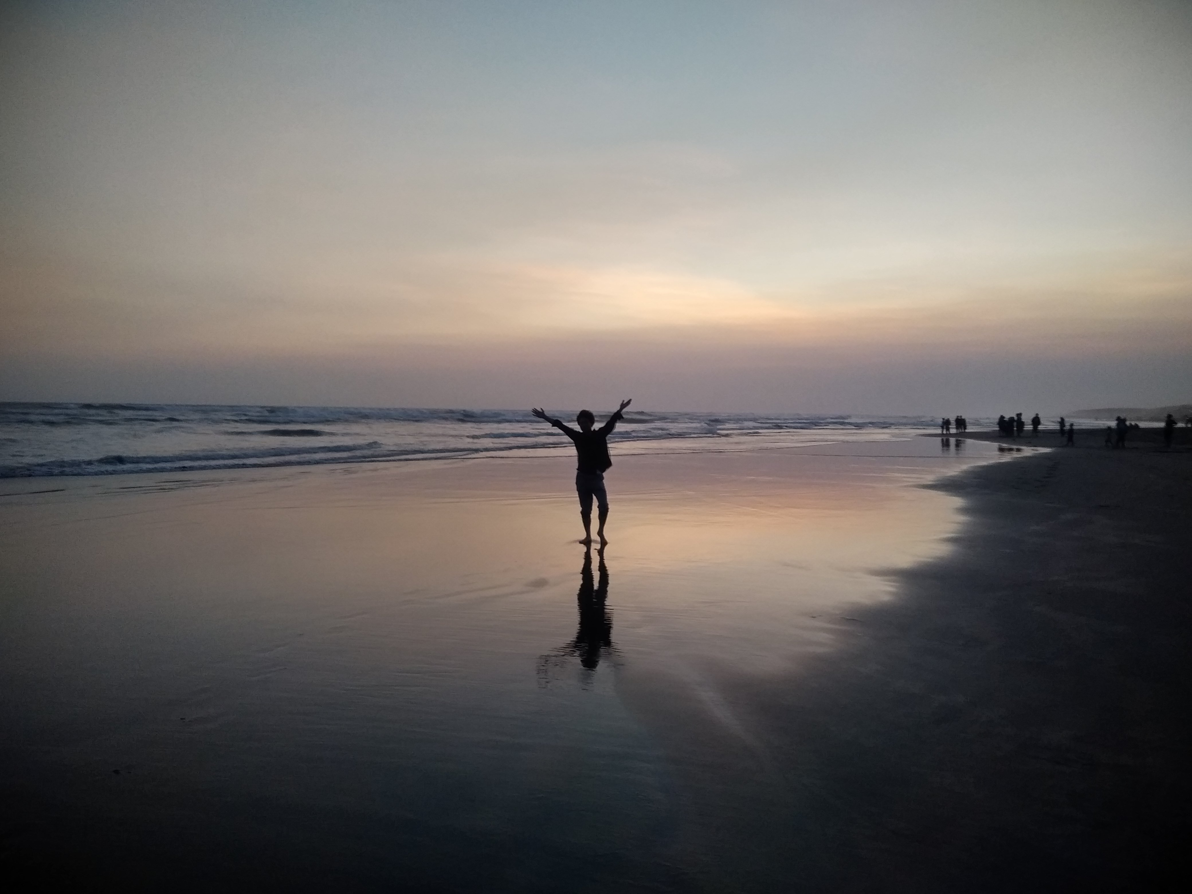 海からの夕焼けの画像