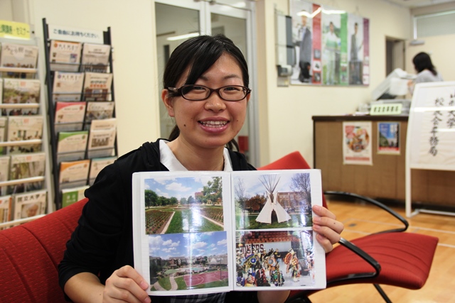 校友会事務局で留学報告をする石塚さんの画像
