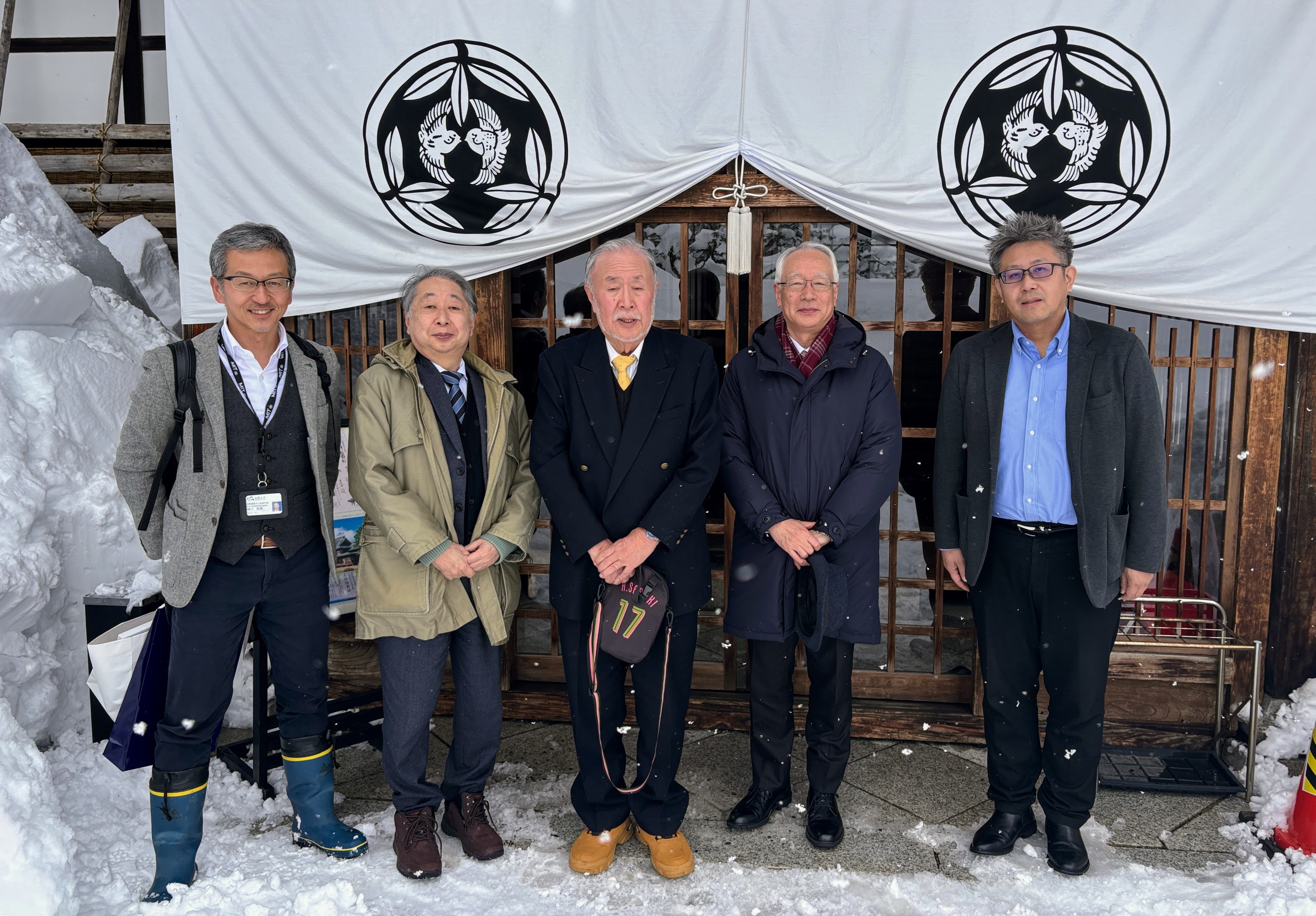 上杉伯爵亭玄関にて（中央が上田様）の画像