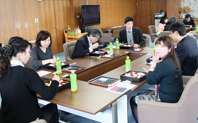 弁当を食べながら和気あいあいとした懇談の画像
