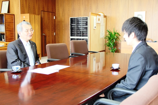 懇談する小山学長と内部さんの画像