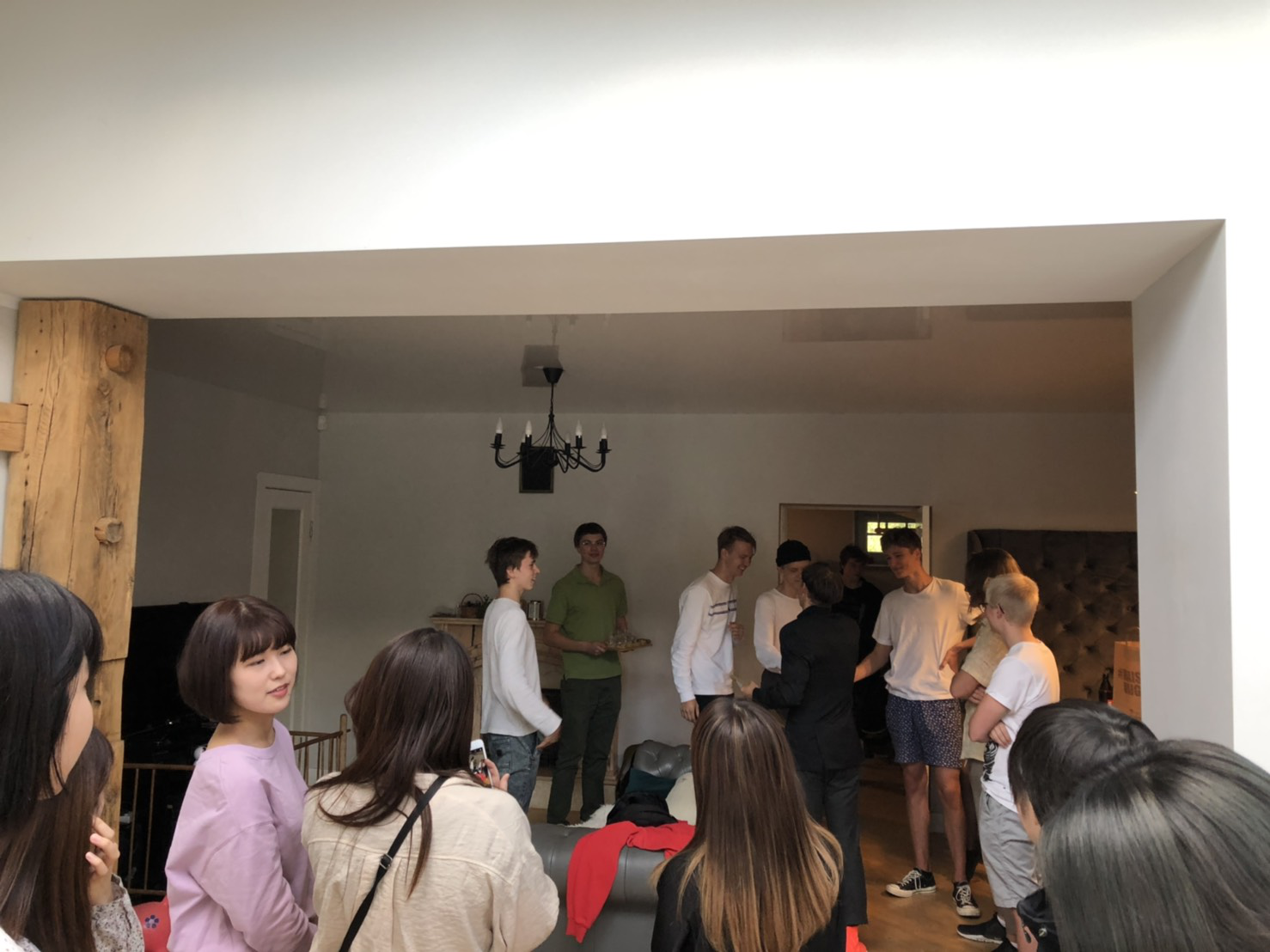 日本語教室の生徒の誕生日パーティーの様子の画像