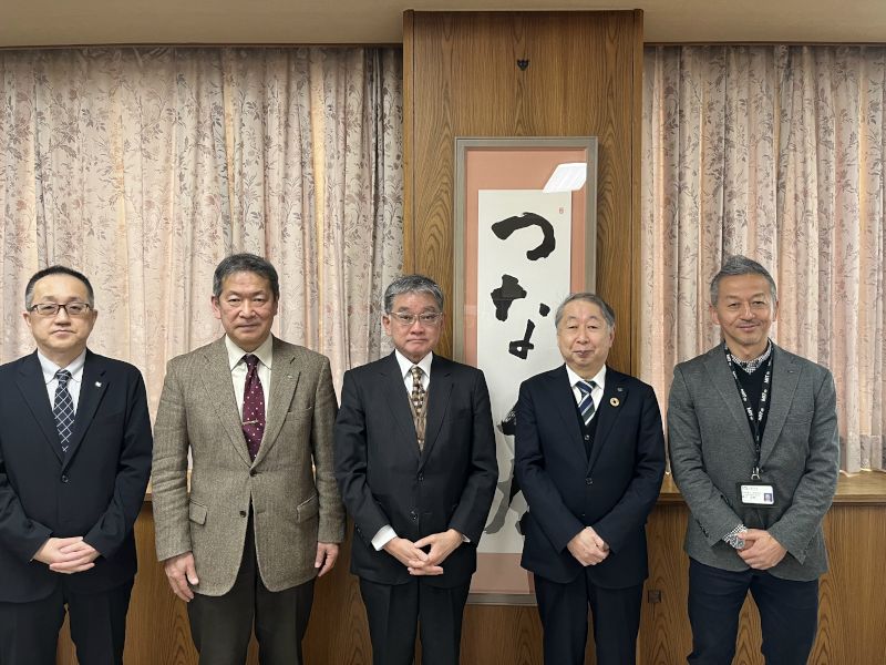 左から、東海林守一部長・村山秀樹副学長・小嶋典夫様・玉手英利学長・樋口浩朗社会共創推進事務室長の画像