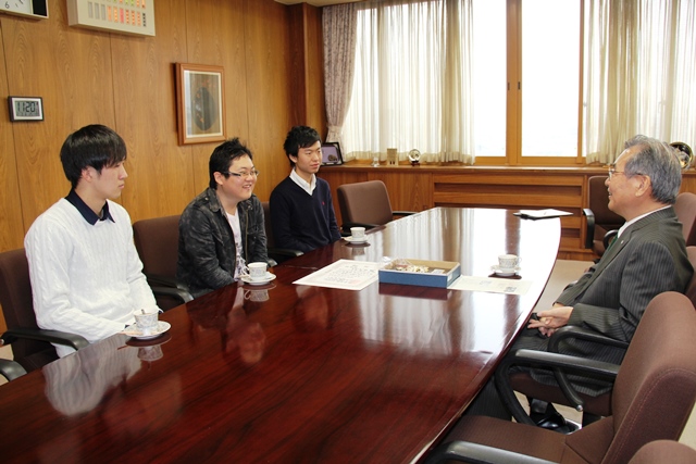 小山学長に報告する金田さん、土屋さん、木村さん（左から）の画像