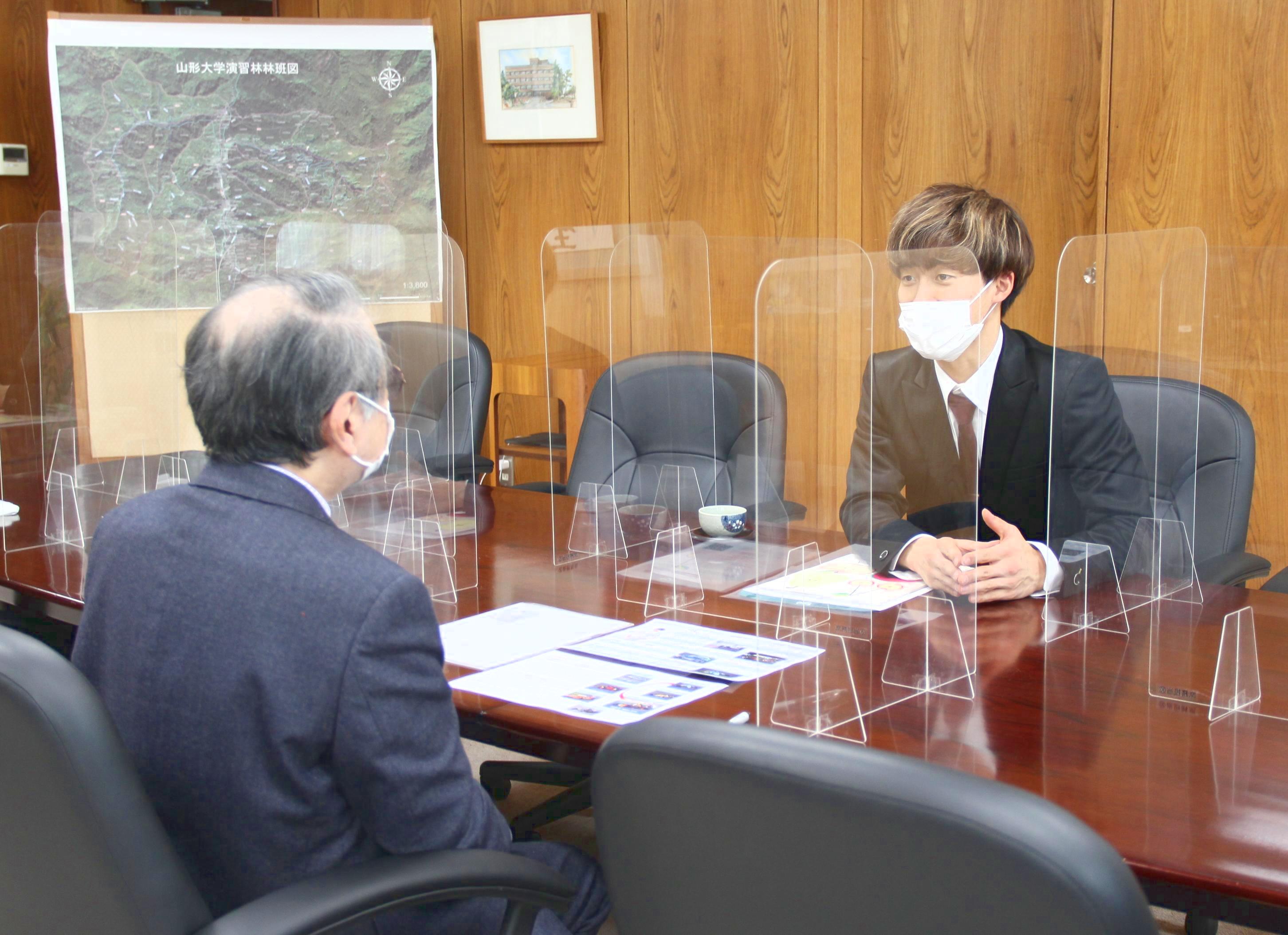 玉手学長に活動を報告の画像