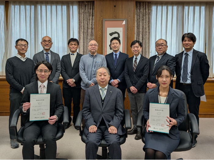 前列：　学長（右から2番目）と修了者２名
後列：　IR履修証明プログラムを担当している本学び学外講師陣
の画像