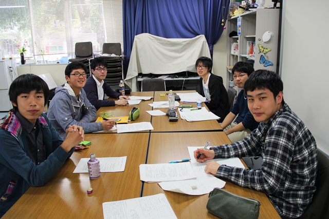 飼育するSCITAセンター学生スタッフ（スタッフ募集中！） の画像