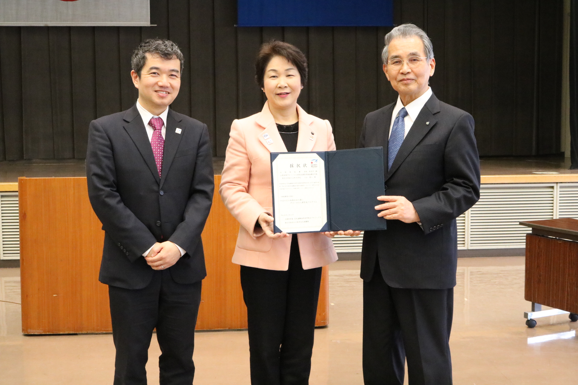 （左から）齋藤潔文部科学省留学生交流室長、吉村美栄子山形県知事、小山清人山形大学長
の画像