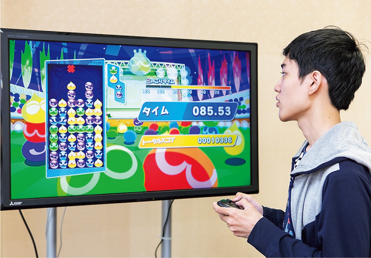 「ぷよぷよeスポーツ」の腕前を披露する信田さんの画像