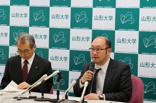 GMAP国際シンポジウムについて説明する松葉豪准教授(工学部担当:右)の画像