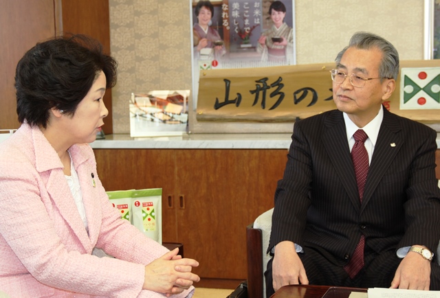 対談する吉村知事（左）と小山学長の画像
