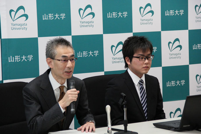 マーケティング分析コンテストで佳作を受賞した秋葉さん(右)と是川教授の画像