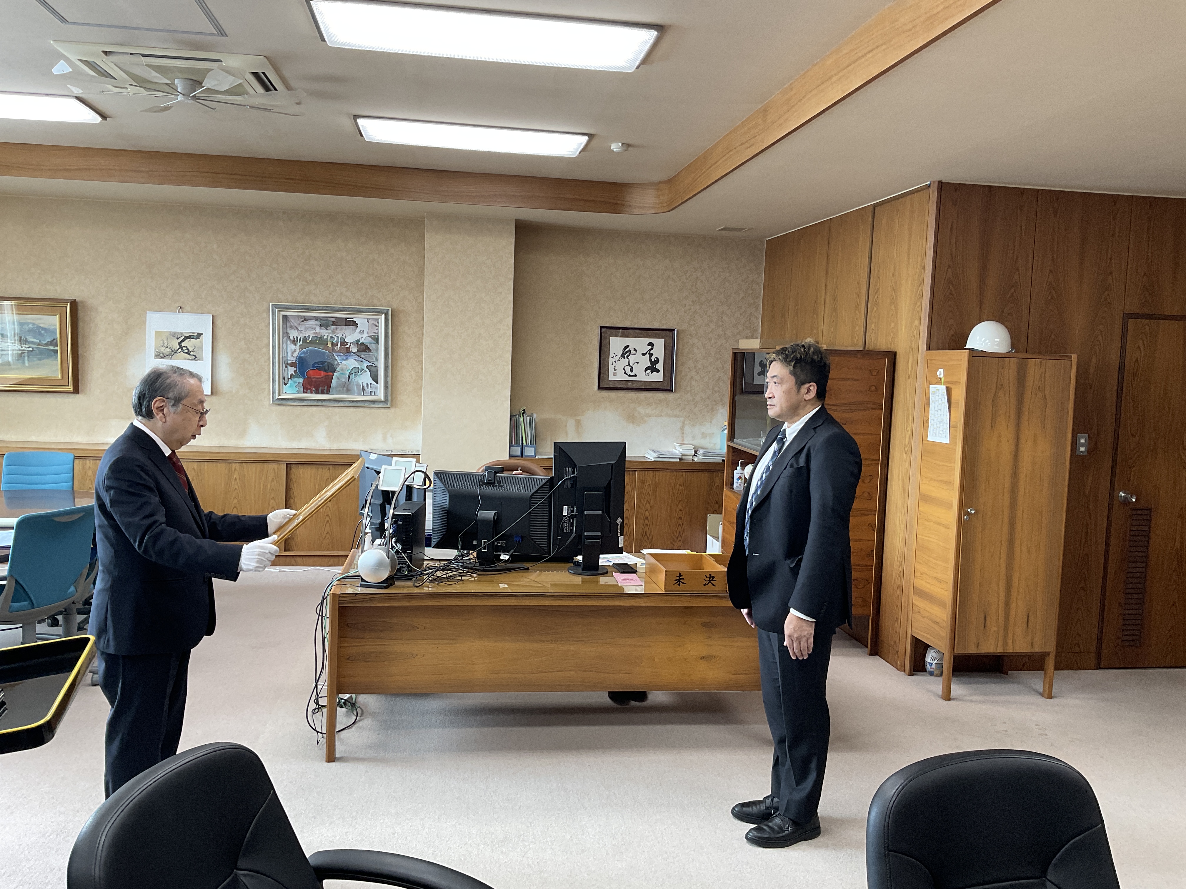 玉手学長（左）から紺綬褒章を授与される田川様（右）の画像