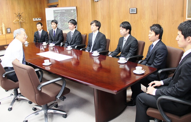 全国大会出場の意気込みを語る藤田部長（右から２人目）の画像