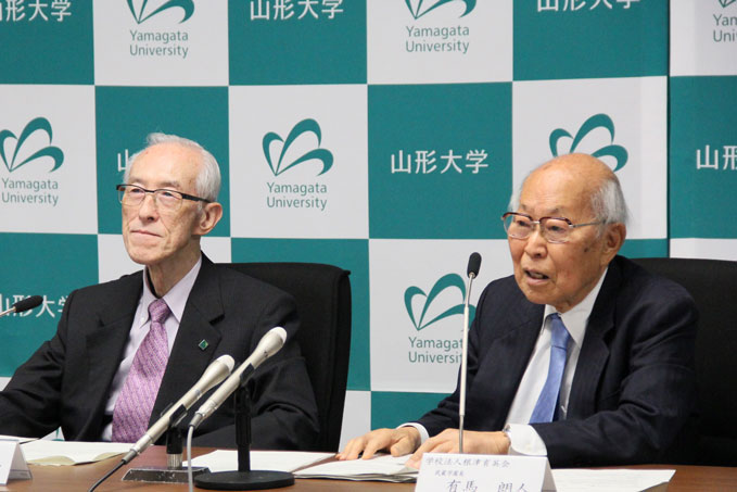 記者会見で説明する有馬議長（右）と町田委員（左）の画像