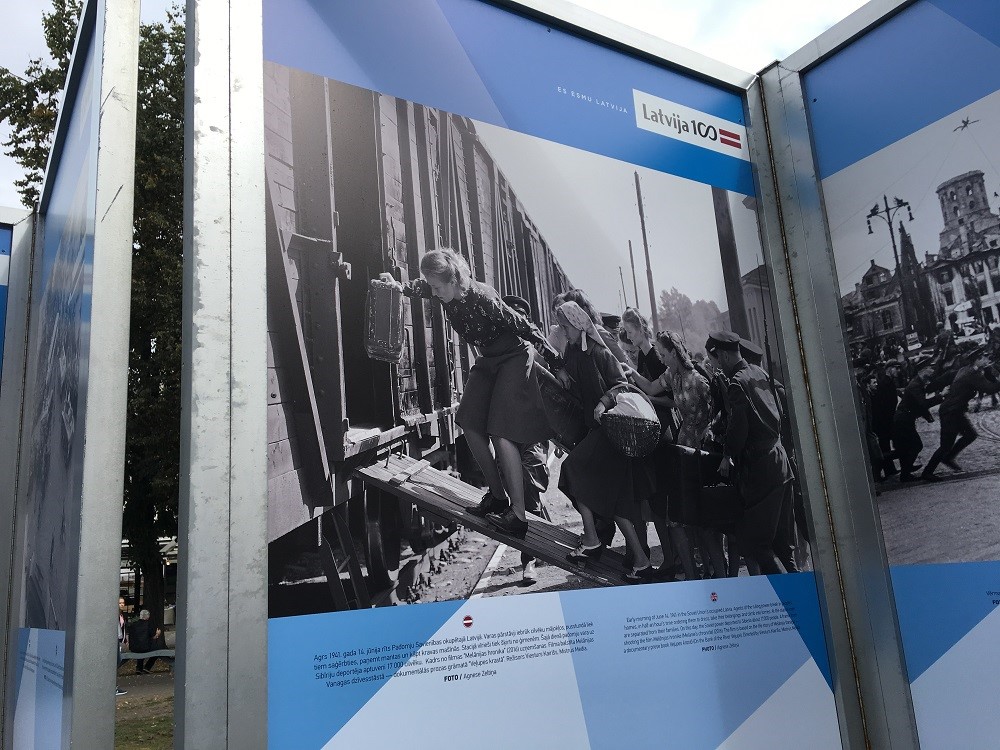 ロシア軍兵士から強制移送されるラトビア市民（1941年）※展示写真よりの画像