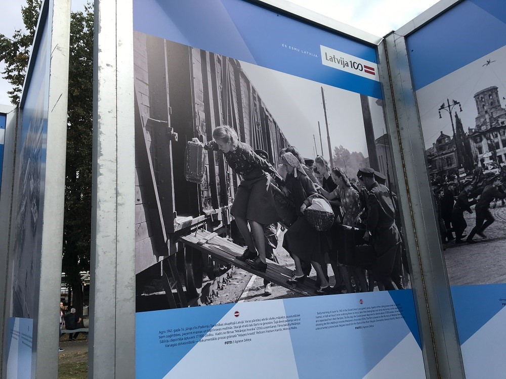ロシア軍兵士から強制移送されるラトビア市民（1941年）※展示写真よりの画像