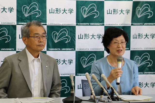 女性研究者の活躍支援事業について
説明する木村松子准教授（右）の画像