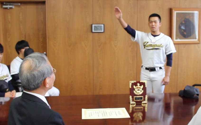 選手宣誓を再現する高田さんの画像
