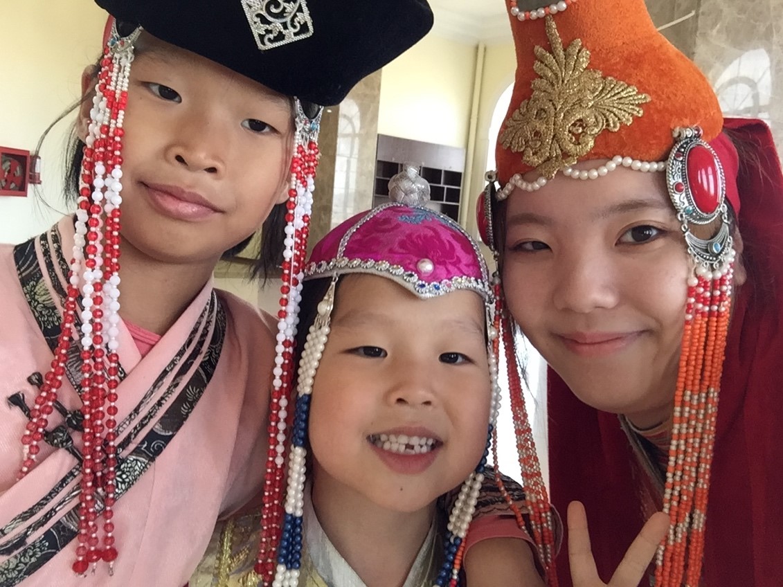モンゴルの民族衣装デールの画像