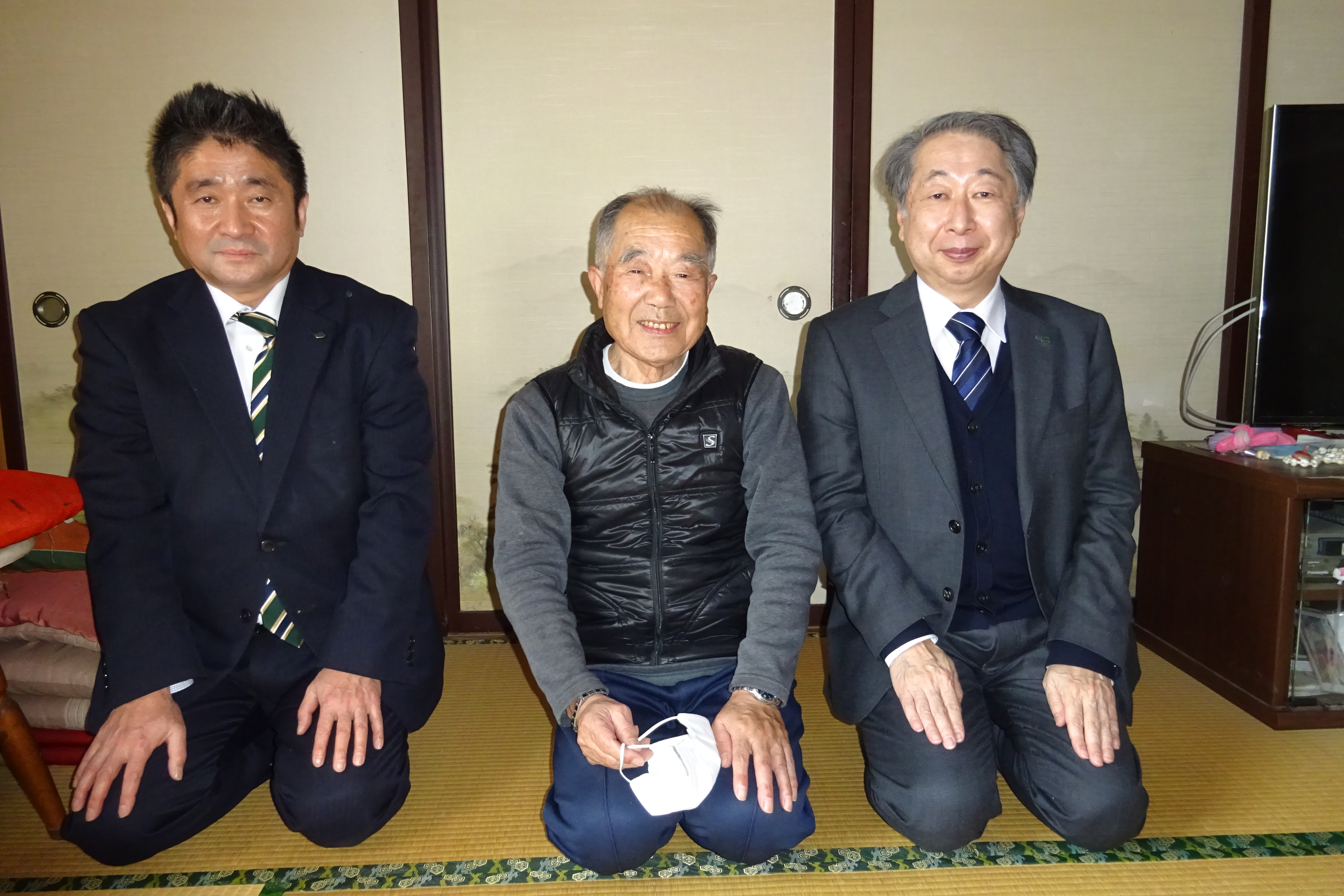 左から矢作理事、須崎様、玉手学長の画像