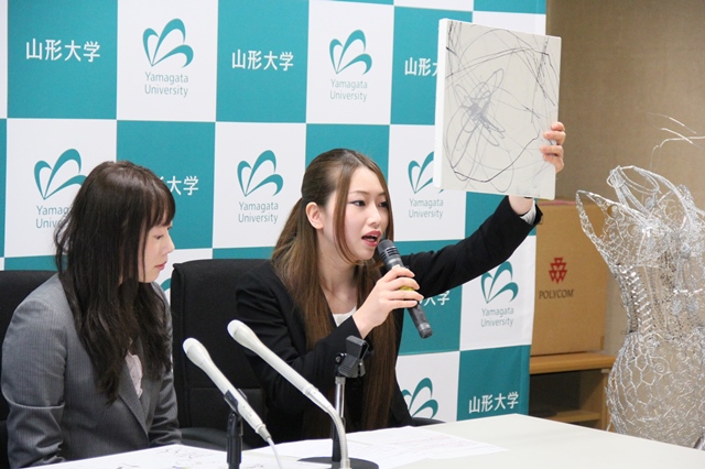 卒業制作展の紹介をする造形芸術コースの学生たちの画像