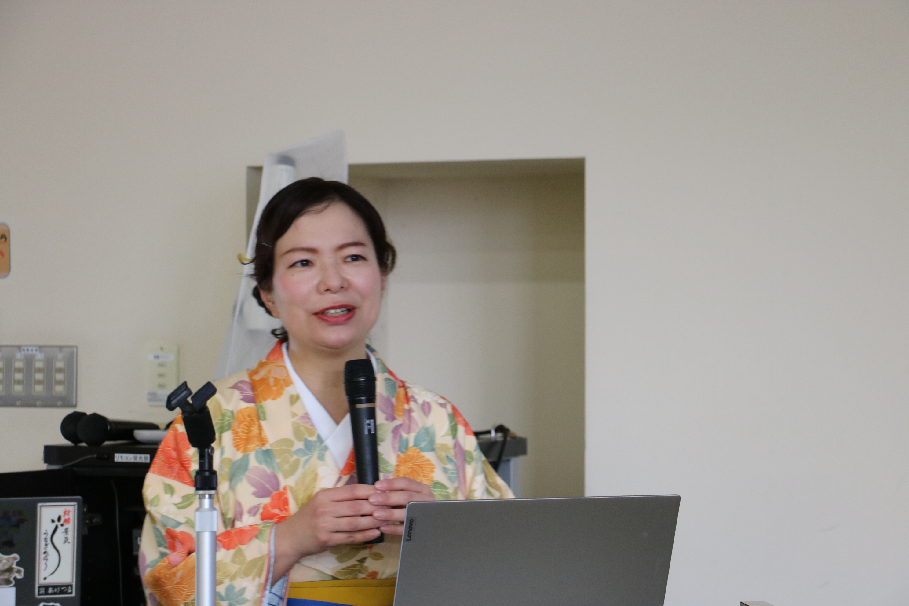 ご講演される宝井琴鶴さんの画像