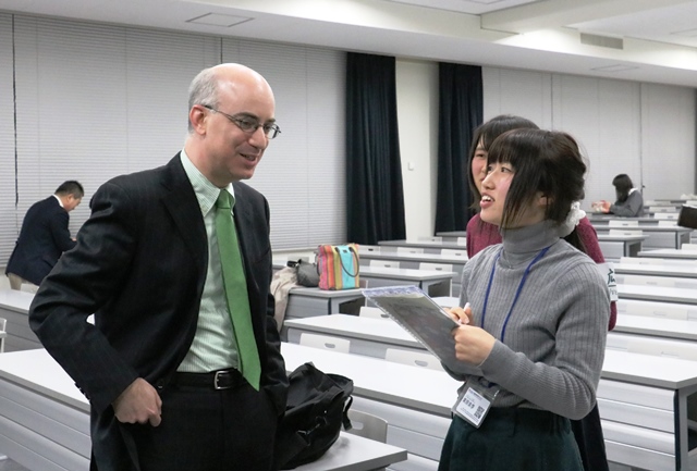 学生広報の取材に応じるランダース氏の画像