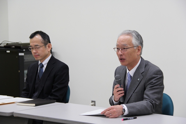 冒頭、発表する飯塚工学部長（右）の画像