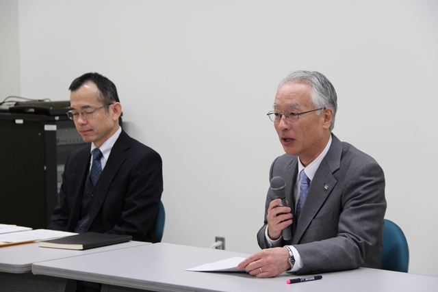 冒頭、発表する飯塚工学部長(右)の画像