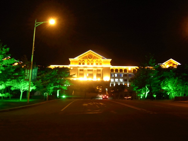 夜の外国語学部の画像