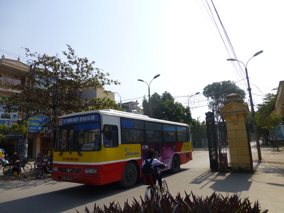 大学正門を出る11番系統のバスの画像