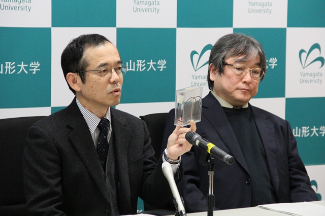 新たな情報伝達技術の研究開発について説明した時任静士教授(左)と峯田貴教授の画像
