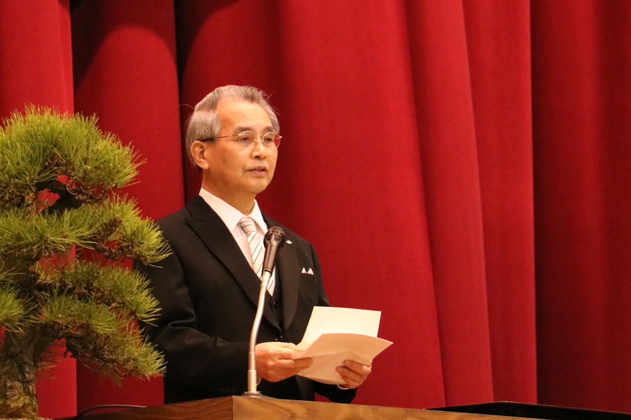 告辞を述べる小山学長の画像